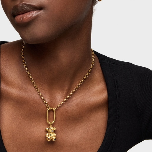 قلادة مزينة بحلية على شكل دبدوب من الفضة المطلية بالذهب عيار 18 قيراطًا ومرصعة بالأحجار الكريمة من التشكيلة Bold Bear