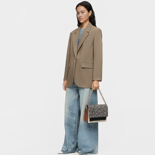 حقيبة Audree متوسطة الحجم بسلسلة ذات حزام يلتف حول الجسم باللونين البيج والأسود من تشكيلة Kaos Icon