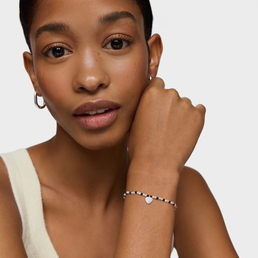 سوار مرن من العقيق الأبيض والإسبنيل وقلب فضة من تشكيلة TOUS Motifs