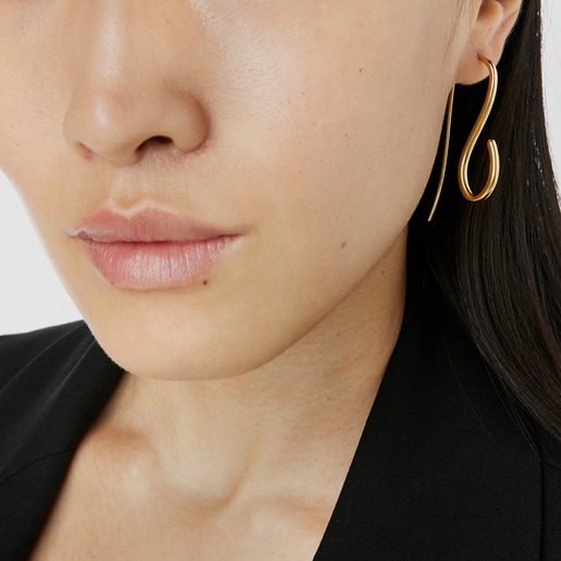 Aretes largos con baño de oro 18 kt sobre plata Bent