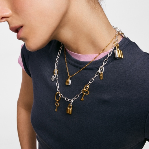 قلادة على شكل دبدوب مُرصّعة بحلية على شكل قفل بدَرجتَي لون مقاس 20 مم من تشكيلة TOUS Unlock