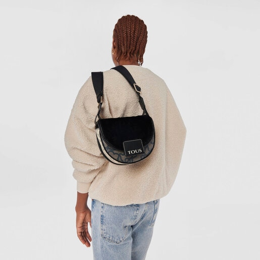 תיק קרוס Amaya Kaos Icon קטן בצבע שחור עם פרווה