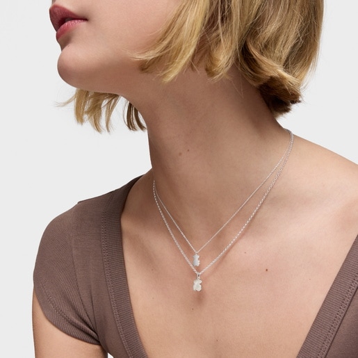 عقد قصير من الفضة مزيّن بحلية على شكل دبدوب من عرق اللؤلؤ من تشكيلة TOUS Icon Color