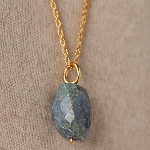 Dije con baño de oro 18 kt sobre plata y sodalita Hav