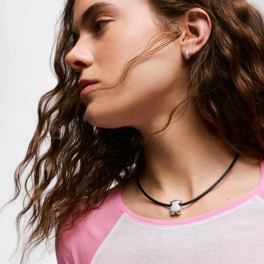 عِقد من الفضة الإسترلينية من TOUS مُزيّن بحلية على شكل دبدوب من المطاط الأسود من تشكيلة Bold Motif. طول القلادة: 45 سم. مقاس الحِلية: 18 مم. قفل بمشبك مزدوج.