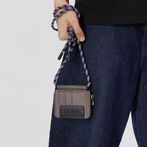 カーキカラーのハンギングコインパース TOUS Empire Padded