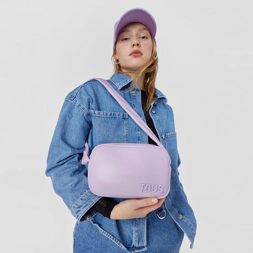 モーブカラーのクロスボディ・レポーターバッグ TOUS Carol