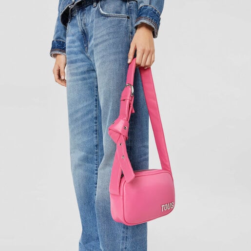 フューシャカラーのクロスボディ・レポーターバッグ TOUS Carol