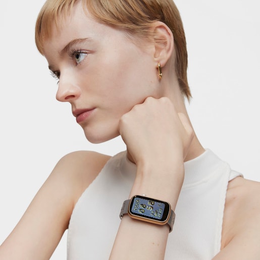 Reloj smartwatch con brazalete de acero y caja de aluminio en color IPG dorado TOUS T-Band Mesh