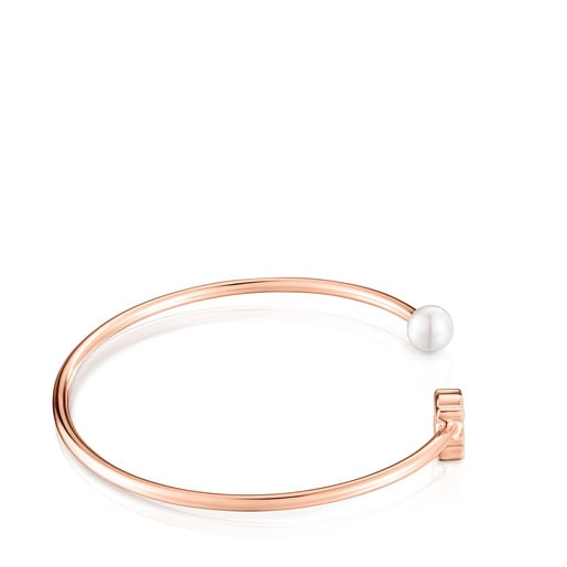 أسورة من تشكيلة TOUS Sweet Dolls من الفضة المطلية بالذهب الوردي عيار 18 قيراطًا والمرصّعة بلآلئ مستنبتة في المياه العذبة.