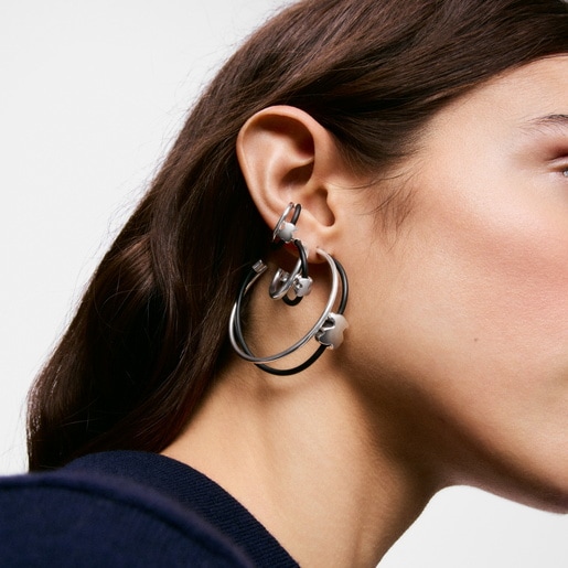 スターリングシルバーとブラックラバーのベアモチーフをあしらったフープピアス TOUS Bold Motif。ピアスのサイズ：24mm。プッシュバック式。