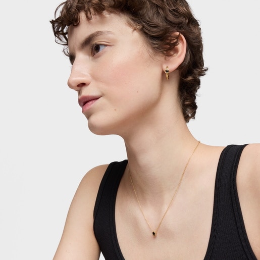 عِقد قصير من الفضة المطلية بالذهب عيار 18 قيراطًا والمرصعة بالإسبنيل الأسود من تشكيلة TOUS Line