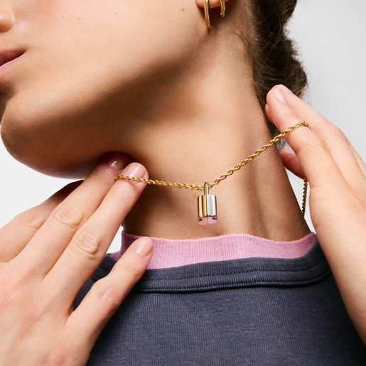 قلادة على شكل دبدوب مُرصّعة بحلية على شكل قفل بدَرجتَي لون مقاس 20 مم من تشكيلة TOUS Unlock