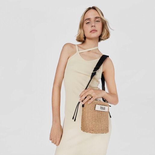 Modelo con saca negra Scoubidou