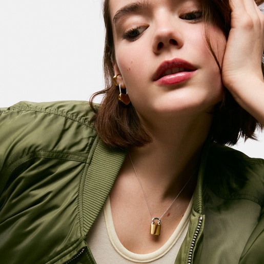 عِقد على شكل دبدوب مُرصّع بحلية على شكل قفل بدَرجتَي لون مقاس 23 مم من تشكيلة TOUS Unlock