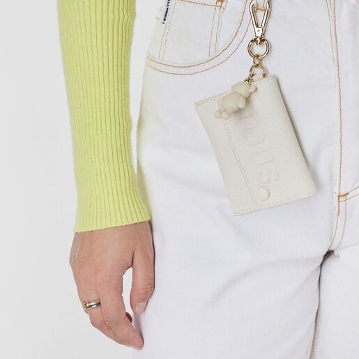 ベージュのエンベロープ型キーホルダー TOUS La Rue