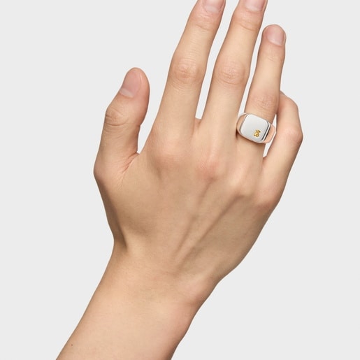 خاتم منقوش بدرجتَي لون مرصع بحلية على شكل دبدوب من تشكيلة TOUS Man