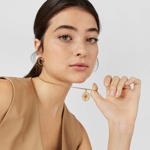 Medalla corona flor de lis con baño de oro 18 kt sobre plata y rubí Tamara Falcó X TOUS