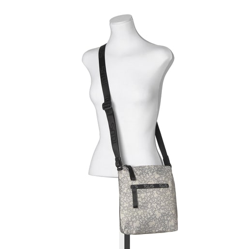 حقيبة Kaos Mini رياضية مسطحة بحزام يلتف حول الجسم باللون البيج مع الرمادي
