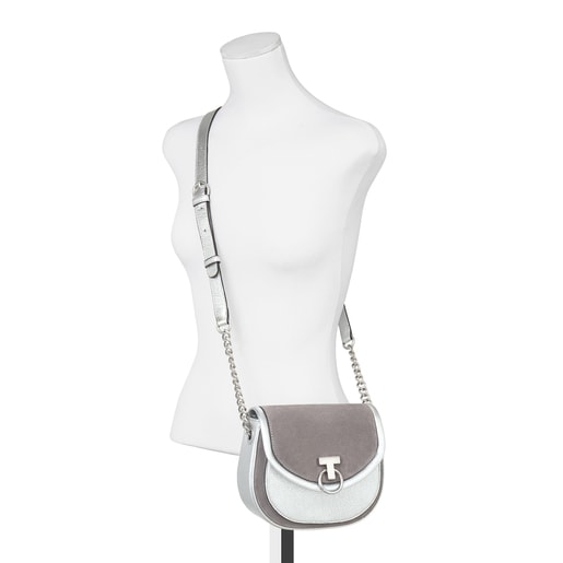 Kožená kabelka crossbody T Hold Chain ve stříbrné barvě