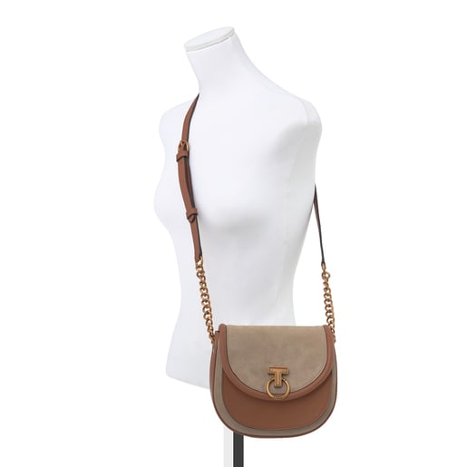 حقيبة T Hold Chain ذات حزام يلتف حول الجسم من الجلد باللون البني/البيج