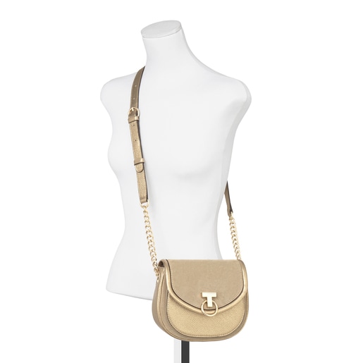 حقيبة T Hold Chain ذات حزام يلتف حول الجسم من الجلد باللون الذهبي