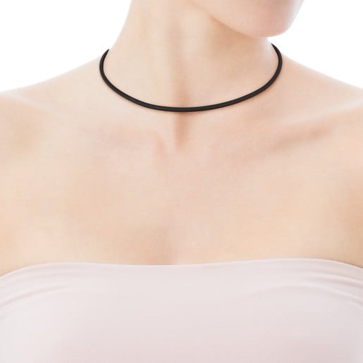 Mittellange Halskette TOUS Chokers aus 3 mm dickem Gummi in Schwarz mit silbernem Verschluss, 50 cm lang.