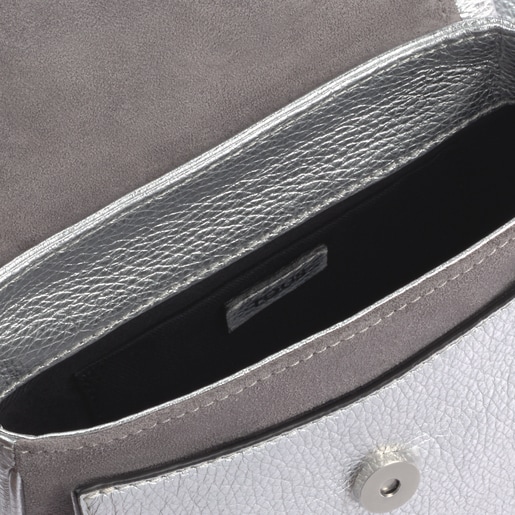 حقيبة T Hold Chain ذات حزام يلتف حول الجسم من الجلد باللون الفضي