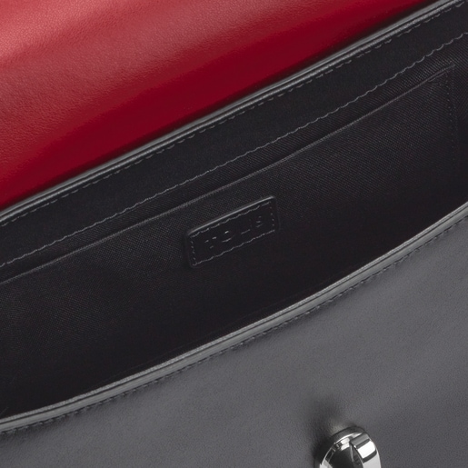 حقيبة Bridgy Logogram صغيرة الحجم بحزام يلتف حول الجسم من الجلد باللون الأسود