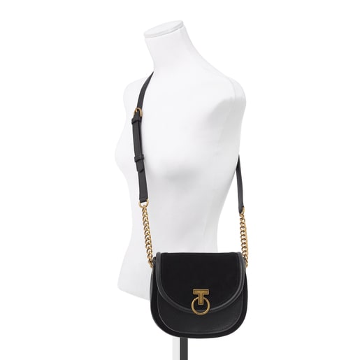 حقيبة T Hold Chain ذات حزام يلتف حول الجسم من الجلد باللون الأسود