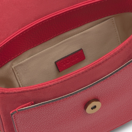 حقيبة T Hold Chain ذات حزام يلتف حول الجسم من الجلد باللون الأحمر