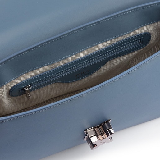 Średniej wielkości torebka na ramię z kolekcji Rossie wykonana z niebieskiej skóry.