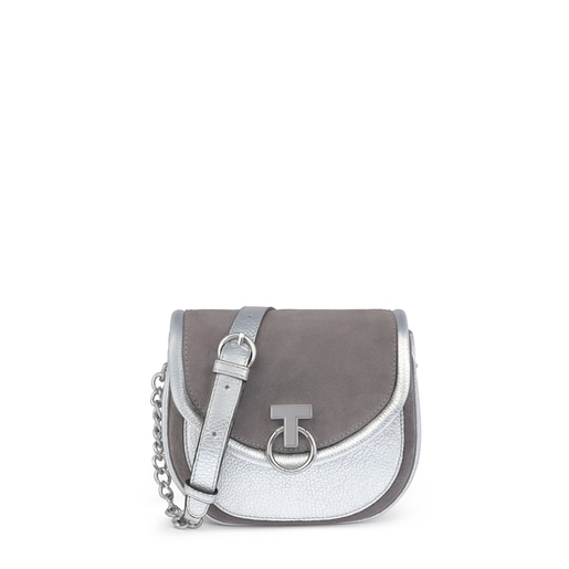 حقيبة T Hold Chain ذات حزام يلتف حول الجسم من الجلد باللون الفضي