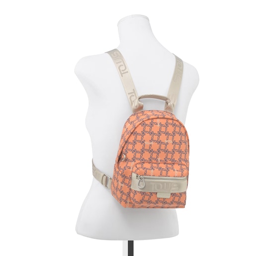 Mały pomarańczowo-beżowy plecak z kolekcji TOUS Logogram