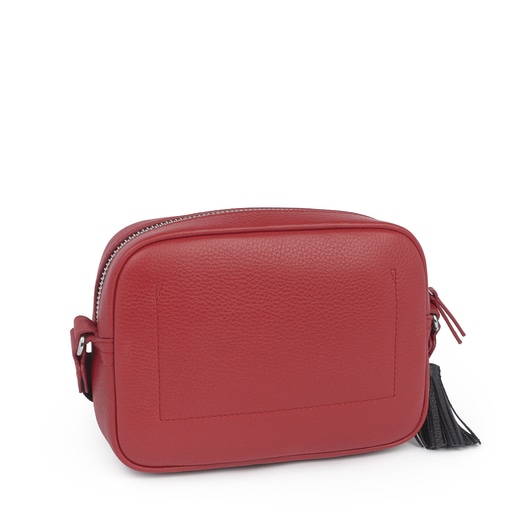 TOUS small crossbody bag from the Leissa collection in brown-colored  die-cut leather. Zipper closure. Adjustable crossbody strap. Flat interior  pocket. The crossbody bag includes a red decorative pendant. Handbag  measurement: 15.5 x 21 x 7 cm.